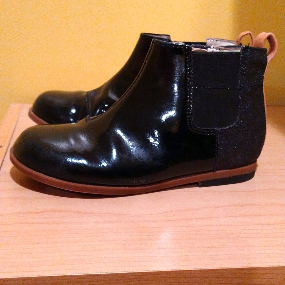 Kids Clarks Chelsea patent booties